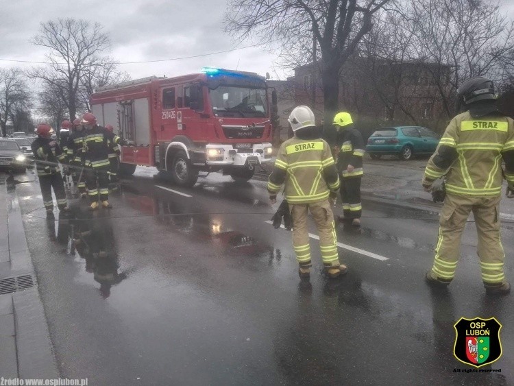 Luboń: Zerwana linia wysokiego napięcia zablokowała drogę