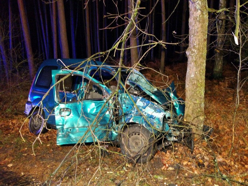 Wypadek na drodze między Karłowicami a Stobrawą. Pijany kierowca uderzył w drzewo 