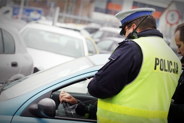 Policja będzie kontrolować stan licznika. Kary za cofanie przebiegu będą dotkliwsze! 