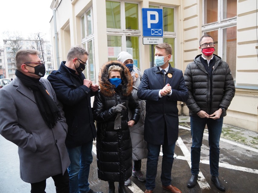 Nie ma toalet przy ul. Piotrkowskiej. Skutki uboczne zamkniętych restauracji i barów. Drastyczny apel mieszkańców z kamienicy