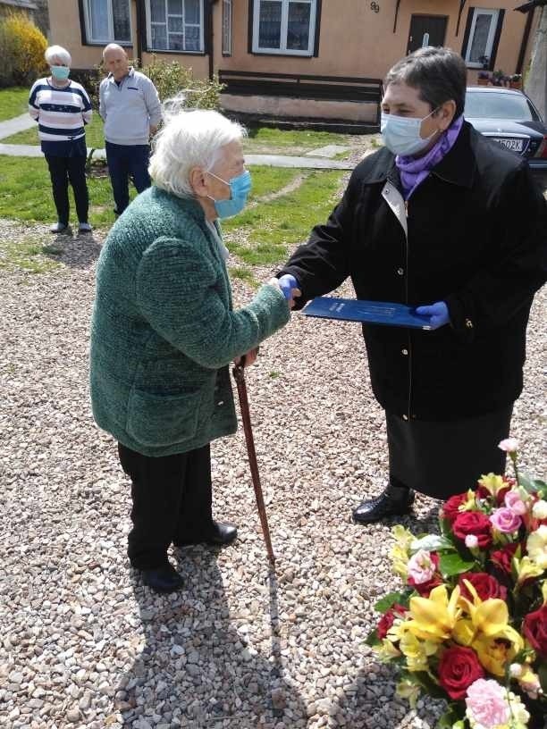 Pani Maria Nawrot z Czarnocina obchodziła setne urodziny. Były serdeczne życzenia, kosz pięknych kiatów i słodki upominek (ZDJĘCIA)