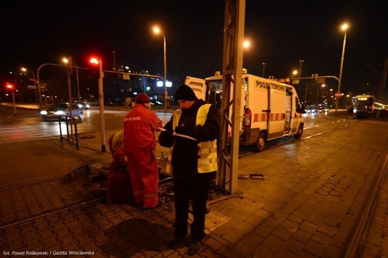 Wrocław: Pod tramwajem 33 Plus pękła szyna. Kursowały autobusy zastępcze (ZDJĘCIA)