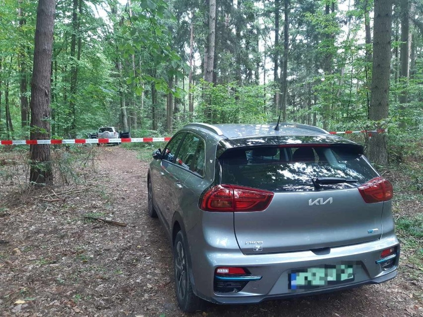 Mieli jechać na grzyby. Ciało żony w samochodzie, mąż znaleziony w zaroślach