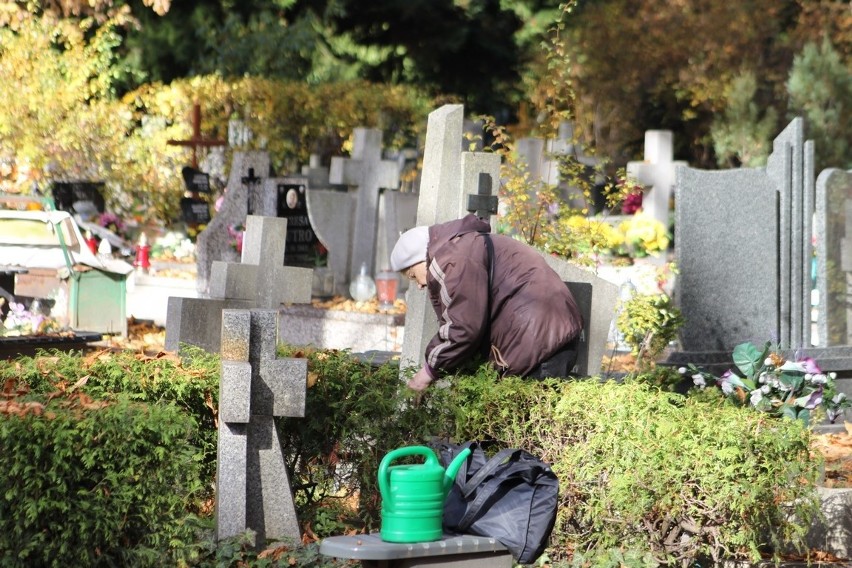 Na cmentarzach jest już spory ruch