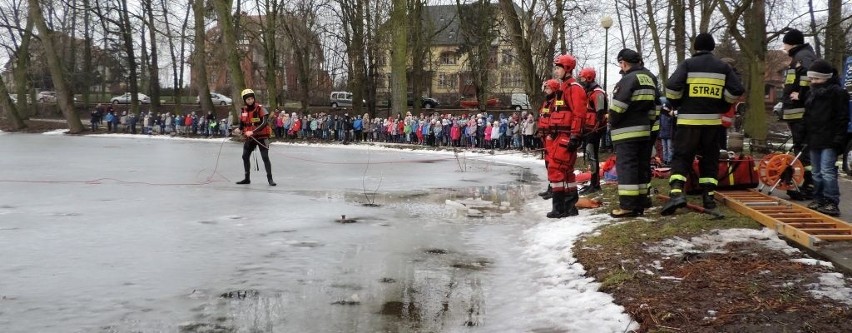 Pokazali dzieciom z Mogilna czym grozi wchodzenie na lód [zdjęcia]
