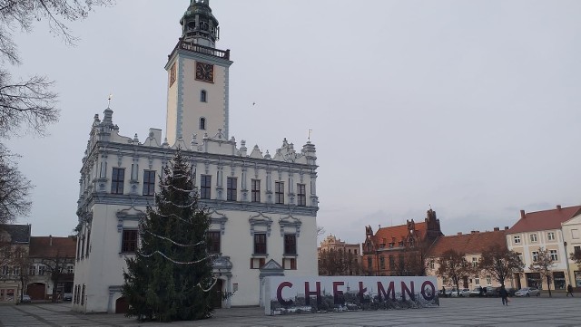 Wystawa zdjęć mieszkańców sprzed lat, zainstalowana na ul. Grudziądzkiej w Chełmnie, od razu zaciekawiła przechodniów. Podobnie jak duża choinka przed ratuszem