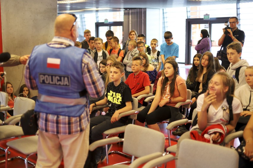 Wycieczka po stadionie miejskim w Białymstoku. Policja...