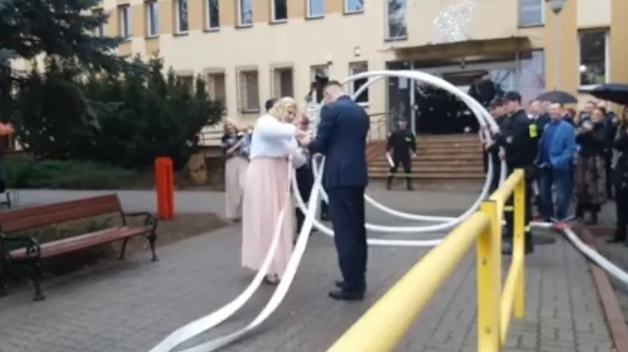 Strażacy z OSP Janikowo utworzyli piękny ślubny szpaler [zdjęcia, wideo] 