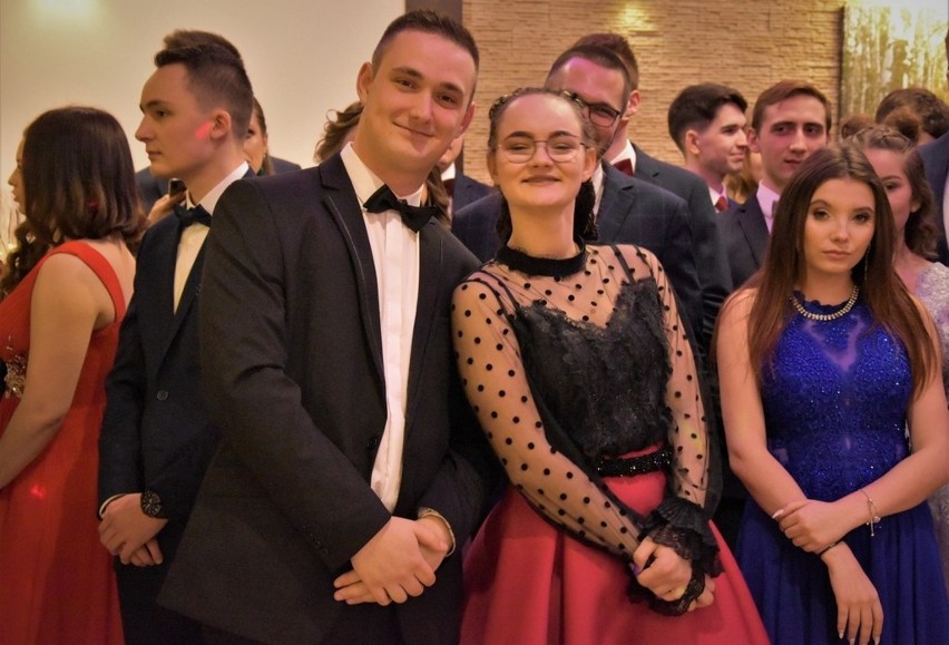 Oto urocze pary na tarnowskich studniówkach 2020. Piękni, młodzi, uśmiechnięci [ZDJĘCIA]