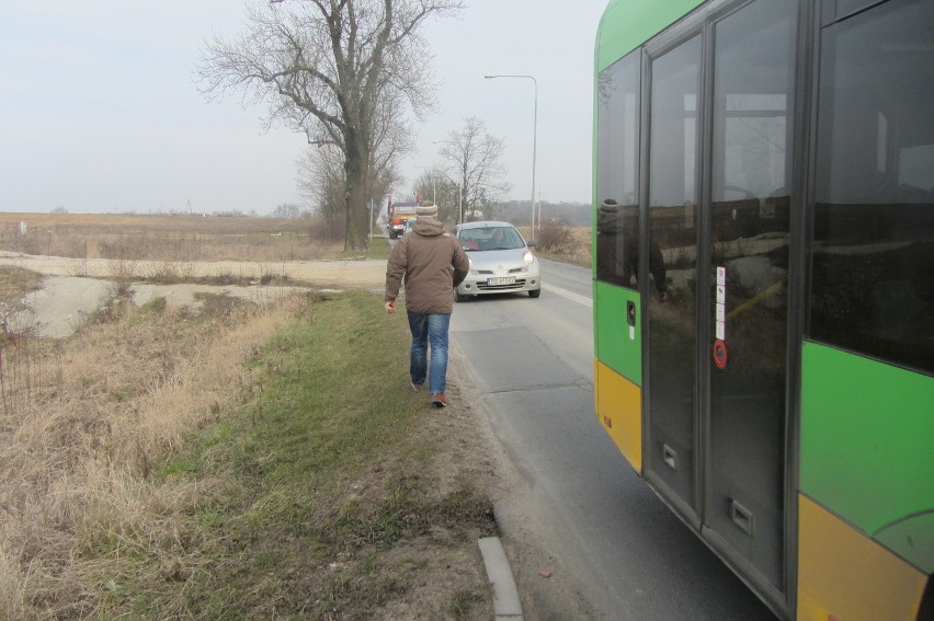 Morasko: Ciężarówki mijają dzieci o kilka centymetrów