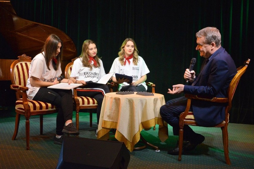 Młodzież z kieleckich szkół zadała prezydentowi Wojciechowi Lubawskiemu kilkadziesiąt ciekawych pytań