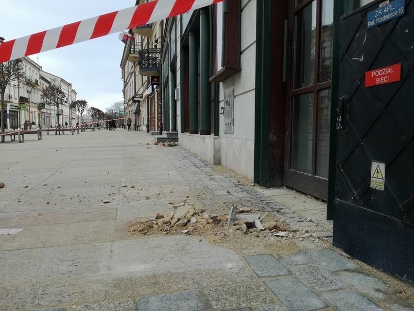 Z kamienicy przy Krakowskim Przedmieściu znów odpadły kawałki gzymsu