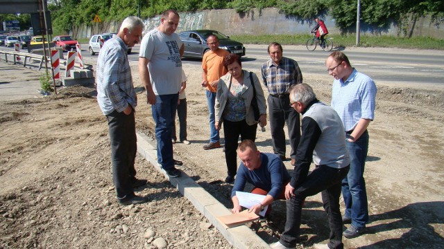 Grzegorz Mirek, dyrektor MZD (na zdjęciu kuca) cierpliwie tłumaczył mieszkańcom, że krawężnik będzie miał 2 cm wysokości, a jego przejechanie nie będzie stanowić trudności. - Zobaczymy wkrótce w praktyce, czy nie będzie problemów - odpowiadali mi mieszkańcy