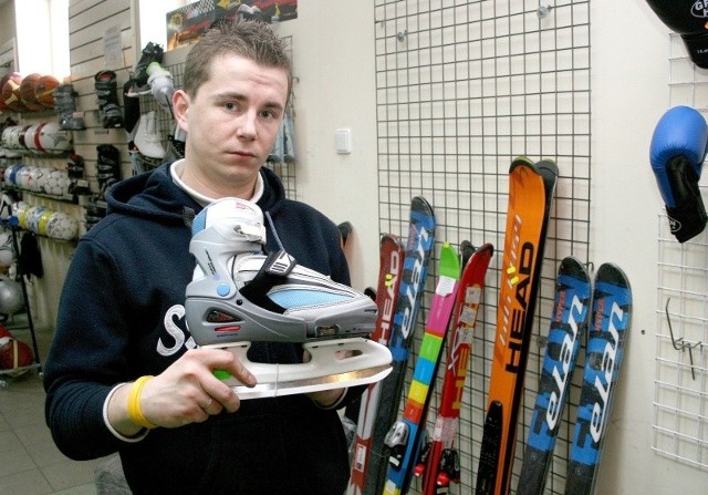 - Te młodzieżowe łyżwy za 165 złotych mają regulację długości buta - pokazuje Łukasz Miałkowski, pracownik Leda Sport w Radomiu.