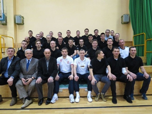 Adrian Sobczyński (drugi z prawej w dolnym rzędzie) wziął udział w szkoleniu trenerów w Opatowie. 