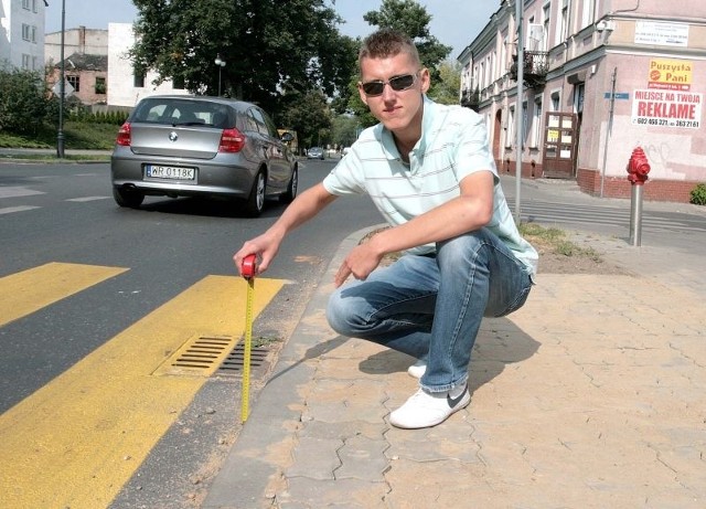 Drogowcy w końcu doprowadzili chodnik do tymczasowego przejścia na ulicy Reja, ale... zostawili 10-centymetrowe krawężniki po obu stronach zebry.