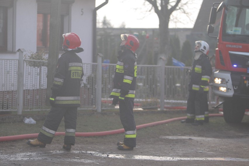 Strażacy w niedzielę od godziny 8 toczą nierówną walkę z...