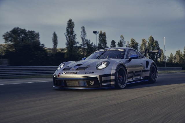 Porsche 911 GT3 CupPorsche zaprezentowało najnowszą generację najlepiej sprzedającego się samochodu wyścigowego na świecie: oto nowe 911 GT3 Cup. Od początku sezonu 2021 maszyna będzie startowała w pucharze Porsche Mobil 1 Supercup, w lokalnych zawodach Porsche Carrera Cup w Niemczech, Francji, Azji i krajach Beneluksu, a także – po raz pierwszy – w Ameryce Północnej. Fot. Porsche