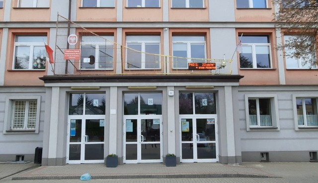 W urzędzie miasta Radomsko podpisano umowę z firmą, która wybuduje Wielofunkcyjne Centrum Sportowe przy PSP 9 w Radomsku