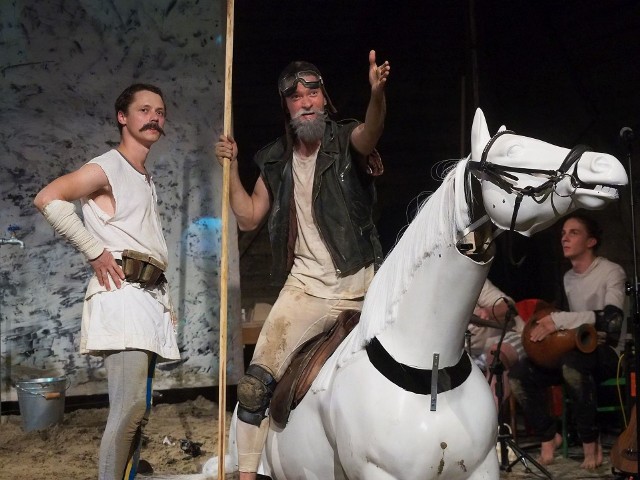 Łukasz Batko (z lewej) jako Sancho Pansa jest wiernym sługą swojego pana Don Kichota, kreowanego przez Pawła Chomczyka.