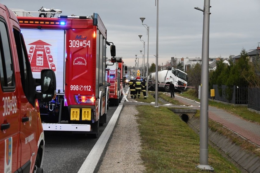Groźny wypadek trzech samochodów na drodze krajowej numer 73 w Morawicy. Wywrócona cysterna, dwie osoby ranne 