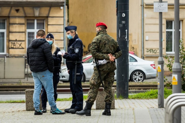 Policjanci w całym kraju sprawdzają, czy przestrzegane są obostrzenia dotyczące zakrywania ust i nosa maseczkami. W Wielkopolsce w miniony weekend policjanci wystawili 257 mandatów.