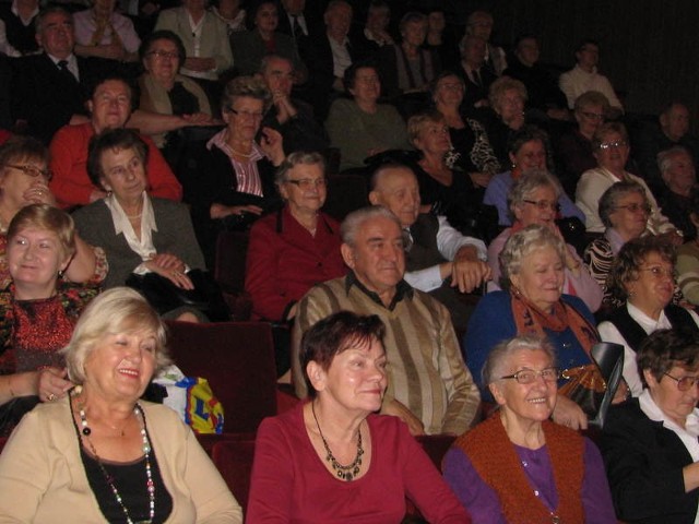 Na sali "Hutnika&#8221; zebrało się wielu seniorów, którzy z przyjemnością obejrzeli przygotowane dla nich przedstawienie