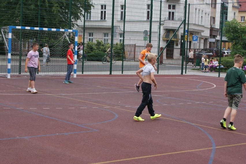 Wakacje 2016 na raciborskich osiedlach. Dzieci grają i...