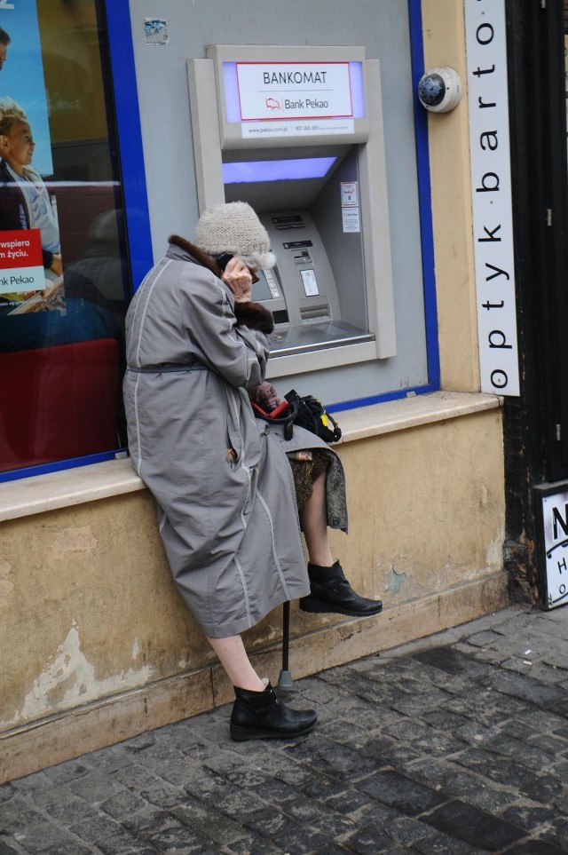 W Grudziądzu ktoś wypłacił, ale nie  wziął z bankomatu gotówki