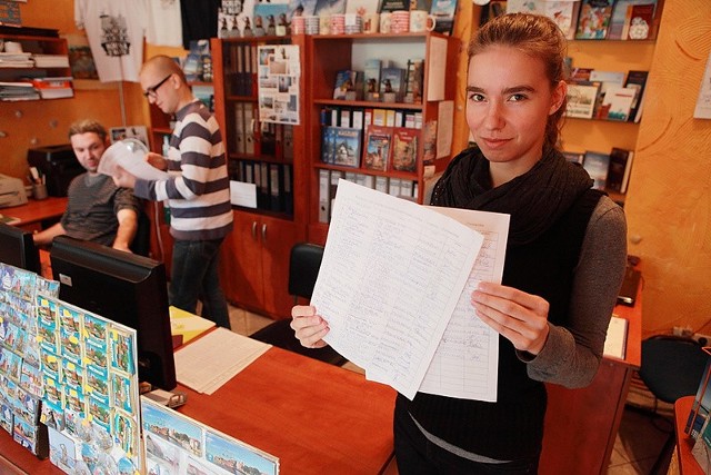 Zbiórka podpisów w Lokalnej Organizacji Turystycznej w Ustce.