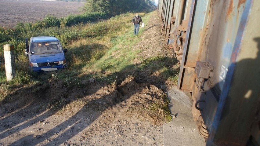 Zderzenie pociągu towarowego z dostawczym mercedesem w Skępem [zdjęcia]