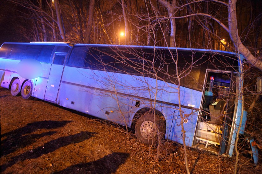 Wypadek w Ustce. Autobus wypadł z drogi