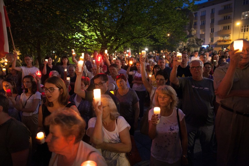 Łańcuch światła w Opolu. Szósty dzień protestu na placu...