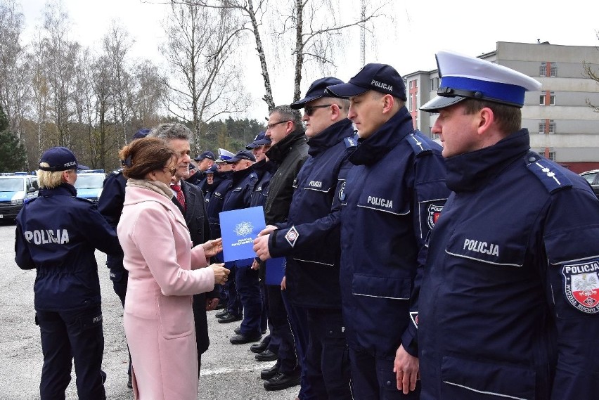 Nowe radiowozy świętokrzyskiej policji i nagrody dla stróżów prawa