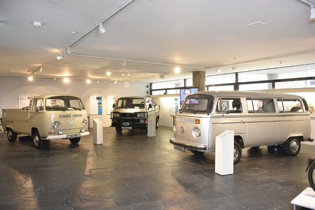 Od 8 marca 1956 roku w Hanowerze są produkowane legendarne modele Bulli – tak pieszczotliwie nazywany jest Volkswagen Transporter. Muzeum Historyczne w Hanowerze przygotowało specjalną wystawę (czynną od 9. marca do 26 czerwca 2016 roku) poświęconą początkom produkcji Transportera. Podziwiać na niej można wspaniałe eksponaty ze zbiorów własnych fabryki, a także filmy z tamtych lat, zdjęcia i przedmioty z bogatej historii zakładu / Fot. Volkswagen
