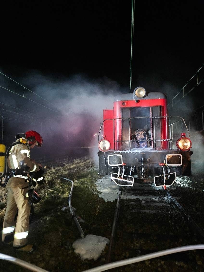 Pożar lokomotywy we Włoszczowicach. Nocna akcja pińczowskich strażaków