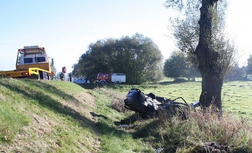 Audi zmiazdzyl na drzewie
Audi zmiazdzyl na drzewie