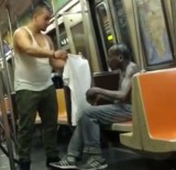 Hit Internetu: Oddał bezdomnemu swoje ubrania w metrze [FILM]