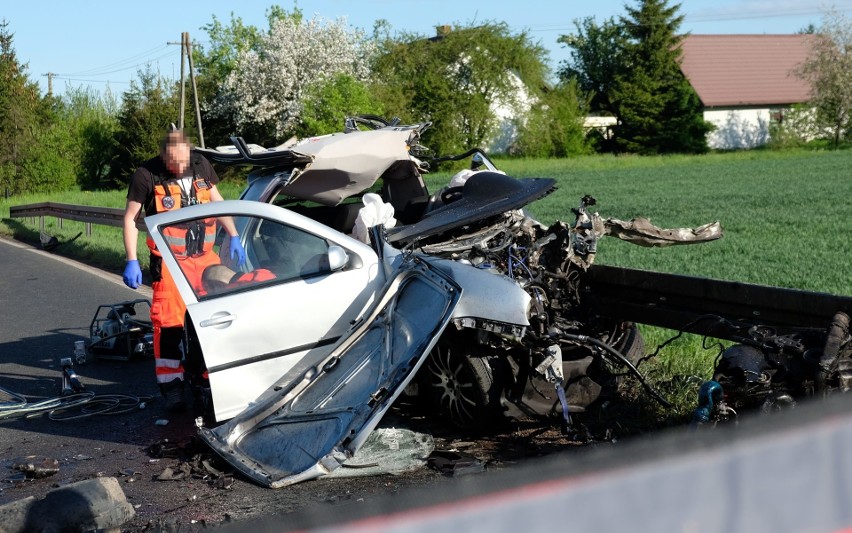 Śmiertelny wypadek koło Chojnic 17.05.2021 r. Nie żyje 22-letni kierowca volkswagena golfa. Droga wojewódzka nr 240 zablokowana