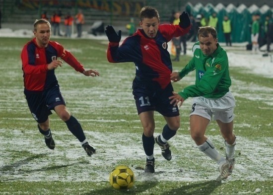 Mariusz Muszalik (w środku) w drugim meczu z rzędu zdobył bramkę z rzutu karnego