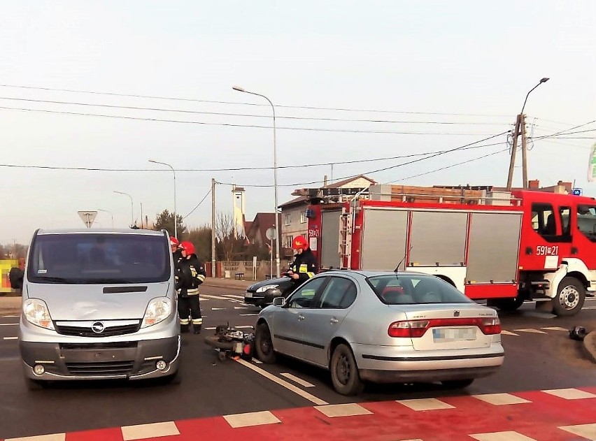 Przasnysz. Zderzenie na skrzyżowaniu. Ranny motorowerzysta [ZDJĘCIA]