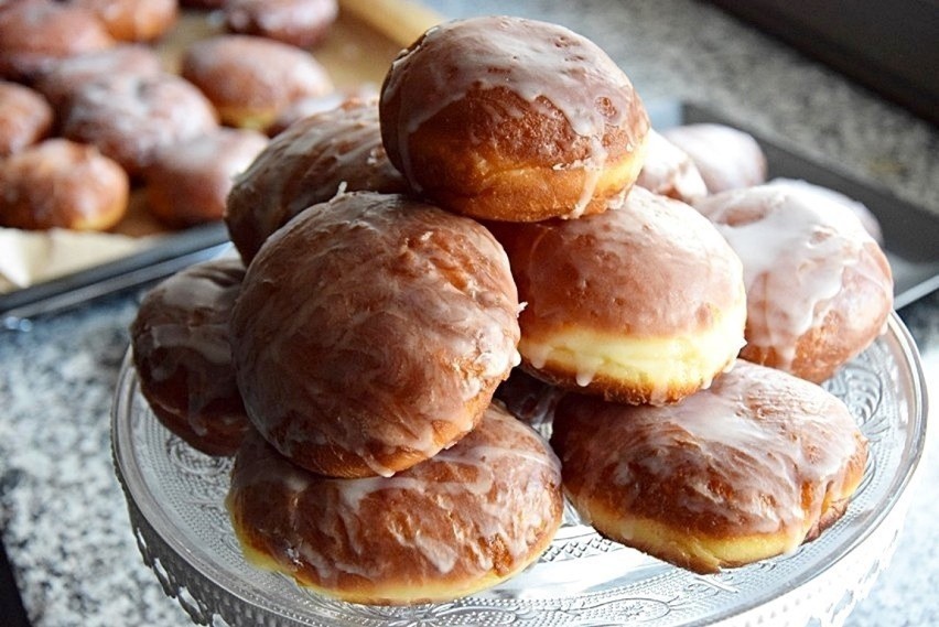 Masz ochotę na tradycyjny wypiek. Pączki z różą, powidłami...