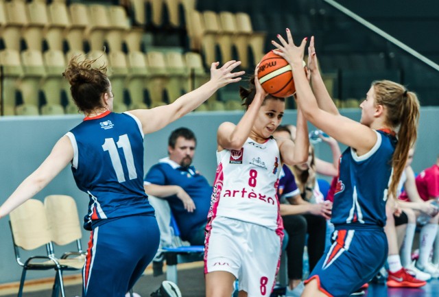 20-letnia Paulina Kuczyńska jest wychowanką Basketu 25 Bydgoszcz. Zawodniczka robi systematyczne postępy. Jej atutem jest dobry rzut z dystansu.