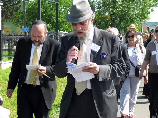 Jonathan Webber (z prawej) to inicjator rekonstrukcji kirkutu w Brzostku. Obok modli się Michael Schudrich, naczelny rabin polski.
