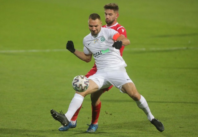 Piłkarze Warty Poznań przegrali w Bełchatowie z wiceliderem tabeli Rakowem Częstochowa 0:1, tracąc gola z rzutu karnego w 90. minucie. Do tego czasu Zieloni dzielnie się bronili. Niestety, nieodpowiedzialnie w polu karnym zachował się rezerwowy Mateusz Spychała. Zobacz, jak oceniliśmy piłkarzy Warty Poznań. Przejdź dalej --->