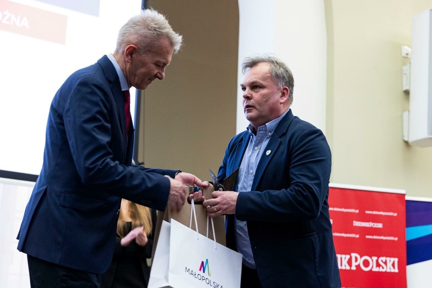 Tomasz Tułacz odbiera nagrodę z rąk redaktora naczelnego...