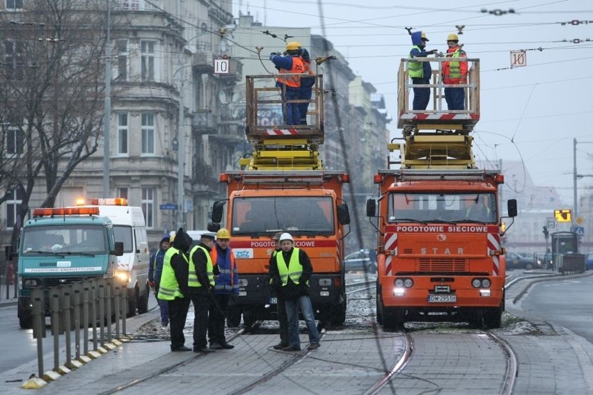 Awaria na Grabiszyńskiej naprawiona. Jeżdżą już tramwaje i samochody (ZDJĘCIA, FILMY)