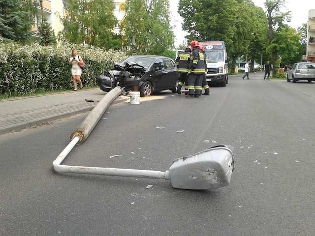 W wypadku przy ulicy Lelewela w Toruniu 69-letnia kobieta rozbiła auto na przydrożnej latarni