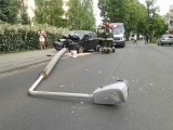 Wypadek przy ulicy Lelewela w Toruniu. Samochód uderzył w latarnię [ZDJĘCIA]