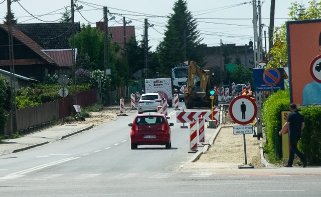 Po przebudowie ulica Mickiewicza w Tarnobrzegu będzie mieć nową nawierzchnię, szerokość 6 metrów, ciągi pieszo-rowerowe. Prace obejmują też wzmocnienie skarpy, na której stoi kościół św. Marii Magdaleny.